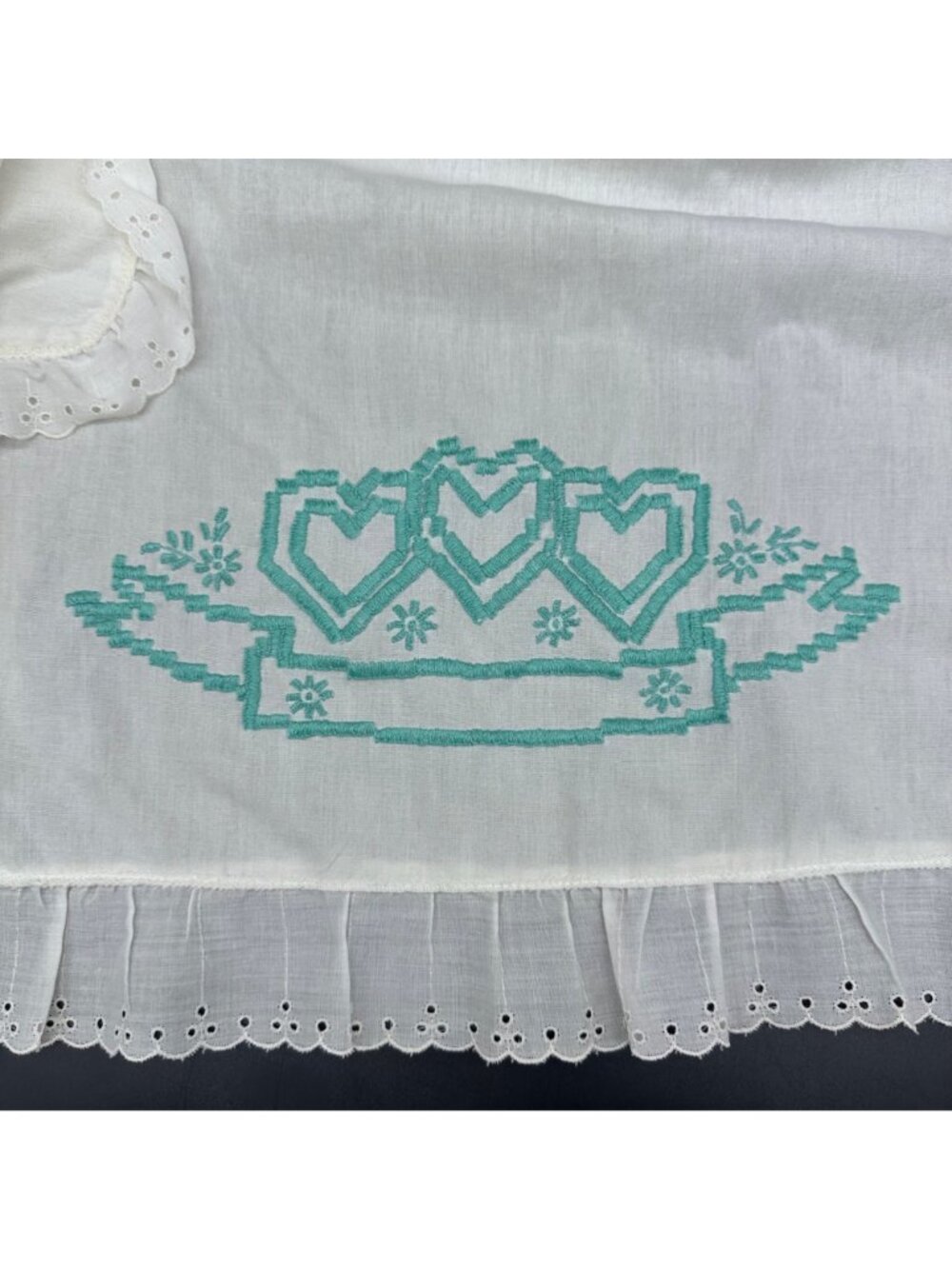 Vintage White Apron Aqua Blue Embroidered Hearts Pocket Eyelet Ruffle Trim - Picture 4 of 6